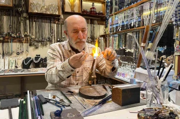 25 yıldır camlara üfleyerek şekil veriyor 