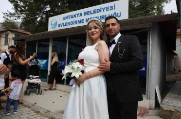 27 bin 20 depremzede çift evlilik kredisiyle yuvasını kurdu 