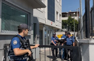 27 yıl 10 ayla aranan 16 yaşındaki şüpheliyi polis yakaladı 