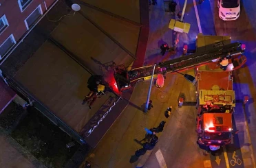 2’nci kattan kafenin tentesine düşen şahsı itfaiye aşağıya indirdi 