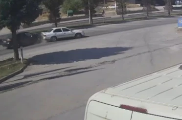 3 aracın karıştığı kaza güvenlik kamerasında 