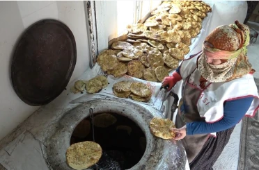 3 çocuk annesi kadın ürettiği ekmeklerle aile bütçesine katkı sağlıyor 