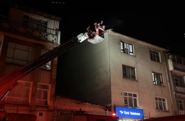 3 katlı binanın çatısında yangın paniği yaşandı