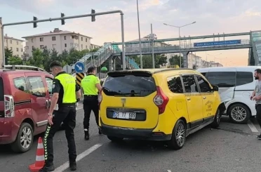 3 kişinin yaralandığı zincirleme kaza araç kamerasına yansıdı 