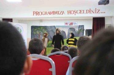 32 okulda 5 bin öğrenciye akran zorbalığına karşı tiyatrolu eğitim verildi 