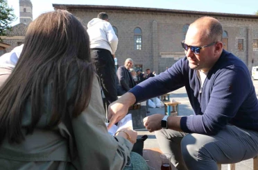 35 yıllık araçla Diyarbakır’ı karış karış geziyorlar 