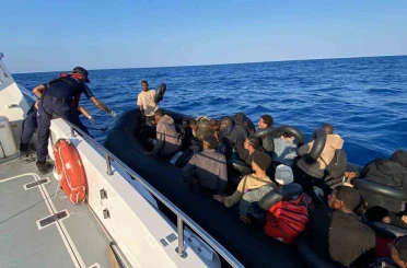 36 düzensiz göçmenin bulunduğu lastik bot arızalanınca Sahil Güvenlik kurtardı 