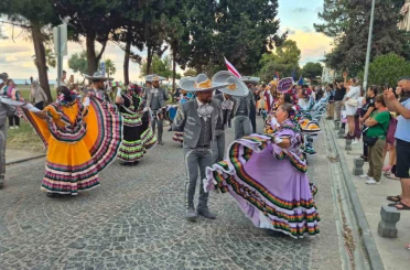 "36. Uluslararası Samsun Halk Oyunları Festivali" renkli görüntülerle başladı 