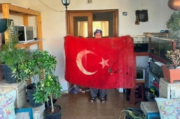 36 yıllık vefa: Gözü gibi koruduğu Türk bayrağını uzman ellere teslim etti 