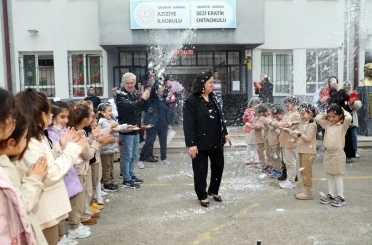 39 yıllık eğitimciye unutulmaz veda: Gözyaşlarıyla uğurlandı 
