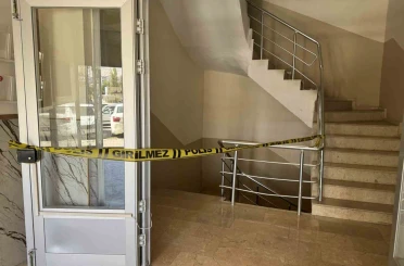 3’üncü kattan merdiven boşluğuna düşen şahıs ağır yaralandı 