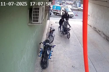 4 kişi bir motosikleti iterek çaldı 