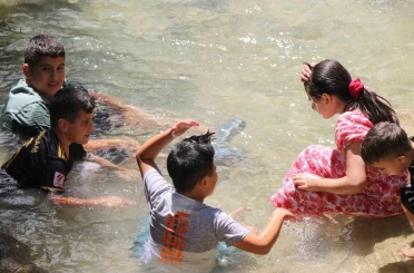 40 metreden dökülen buz gibi sular sıcaktan bunalanları ağırlıyor 