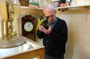 41 yıllık saat ustası 54 yıldır antika saatleri onarıyor 