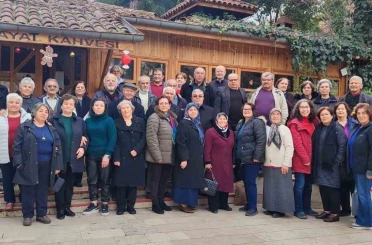 45 yıl önce aynı sırada oturan arkadaşlar kahvaltı sofrasında bir araya geldi 