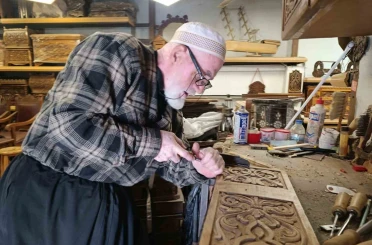 49 yıldır oymacı sandık ustalığı yapıyor 