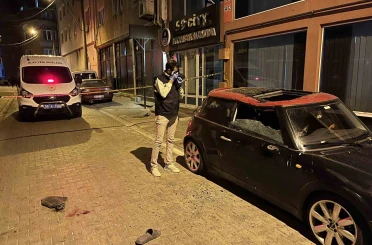 5. kattan düşen genç adamı otomobil kurtardı 