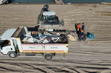 5 saatte sahilden 52 torba çöp topladılar 