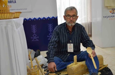 55 yıldır şimşir ağacından tahta kaşık yapıyor 