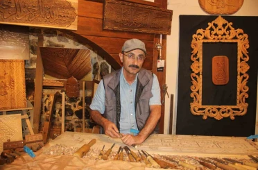 56 yaşındaki ahşap oyma ustası, ağaca sanatla yeniden şekil veriyor 
