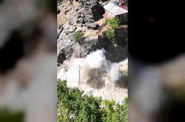6 mahallenin kullandığı trafik kazalarına sebeh olan keskin viraj, dinamitlerle yıkıldı 