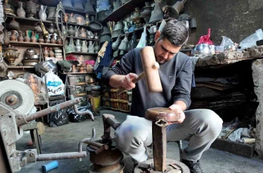 6 yaşında başladığı bakırcılığı neredeyse yarım asırdır sürdürüyor 