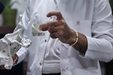 60 yaşındaki kadın 3D yazıcıyla üretilen kalça proteziyle sağlığına kavuştu 