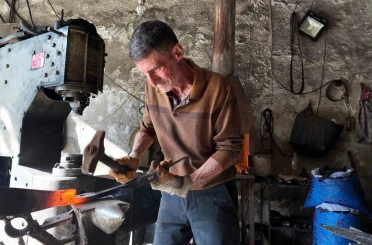 60 yaşındaki usta, 45 yıldır demir dövüyor 