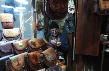 66 yıldır teknolojiye direnerek çanta yapıyor