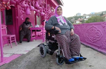 75 yaşına kadar bütün hayatını pembeye boyadı, akülü arabasına gücü yetmedi 