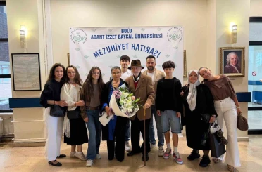 76 yaşında üniversiteden mezun oldu, azmiyle gençlere taş çıkarttı 