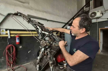 850 parça hurdayı birleştirdi, 200 kiloluk metal figür yaptı 