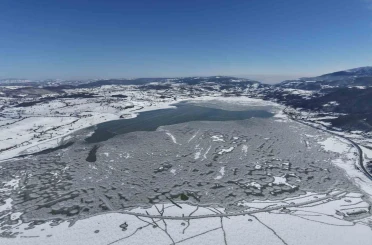 870 hektarlık Ladik Gölü buz tuttu: Kar yağışı göle can suyu oldu 