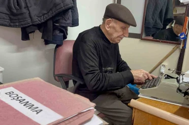 93 yaşındaki arzuhalci mesleğini ilk günkü aşkla sürdürüyor 