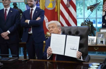 ABD Başkanı Trump: "1 Ekim’den itibaren ağır kamyon ithalatına yüzde 25 gümrük vergisi uygulanacak" 