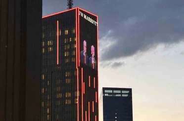 ABD Başkanı Trump’ın kalacağı otele Cumhurbaşkanı Erdoğan ile birlikte yer aldığı fotoğraf yansıtıldı 