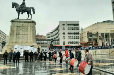 Abdallar Domlar Birliği Federasyonu, kuruluş ve tanıtım programı öncesinde davul ve zurna eşliğinde seslerini duyurmaya çalıştı 