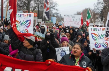 ABD’de binlerce kişi ICE’i protesto etmek için sokaklarda 