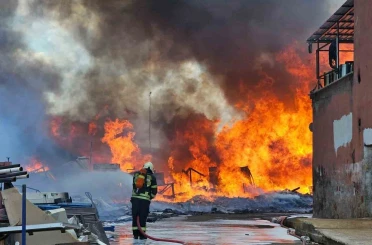 Açık alandaki hurdalar alev aldı: Çok sayıda ekip müdahale ediyor 