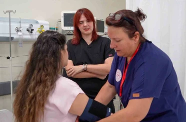 Acil servis hekimi hemşire annesiyle birlikte omuz omuza hayat kurtarıyor 