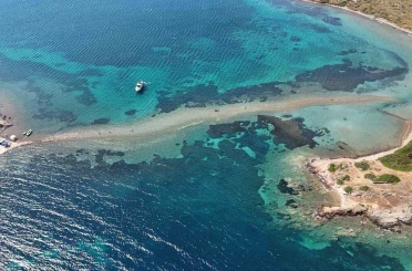 Adadan, adaya denizin içinden yürüyerek geçiyorlar 