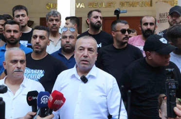 Adana Demirspor taraftarı bariyeri yıkıp belediyeye girmeye çalıştı 