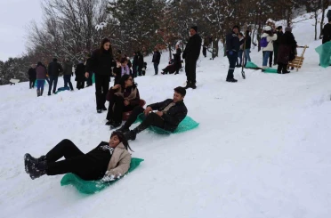 Adana usulü kayak festivali: Leğenle, bidonla, poşetle pistte yarış 