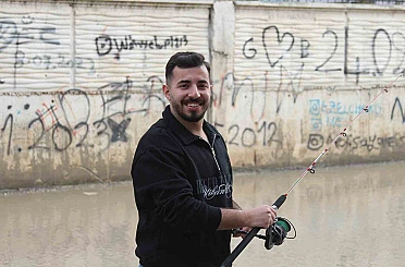 Adana’da altyapı isyanı: Esnaf göle dönen sokakta olta attı 