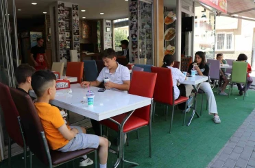 Adana’da anne ve çocuğu üzen lahmacuncuya nispet çocuklara ücretsiz lahmacun dağıttı 