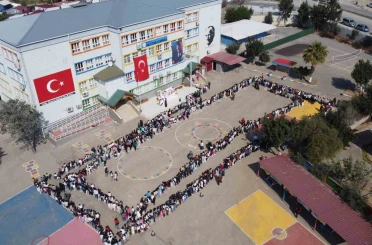 Adana’da ara tatile giren öğrenciler okul bahçesinde bayramlaştı 