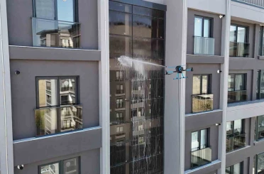 Adana’da cam temizliğine yeni soluk: Dronlar camcı oldu 