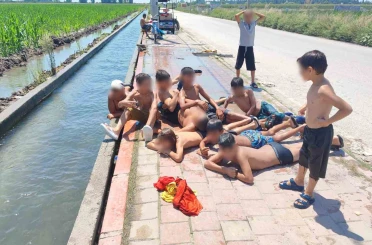 Adana’da çocukların kanal keyfi: Kaldırım plaja döndü 