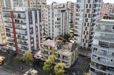 Adana’da depremde hasar gören mahkemelik binalarda yıkım başladı 