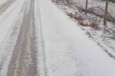 Adana’da dolu yağdı, yollar ve tarlalar beyaza büründü 